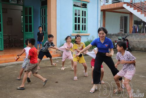 Trẻ em xã Thanh Nưa tham gia hoạt động sinh hoạt hè do Đoàn Thanh niên xã tổ chức.