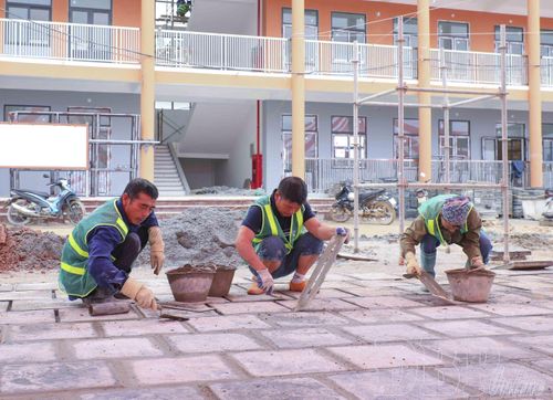 Các hạng mục đang được gấp rút hoàn thiện tại Trường Phổ thông nội trú liên cấp Tiểu học và THCS Thanh Nưa. Ảnh: Phạm Trung