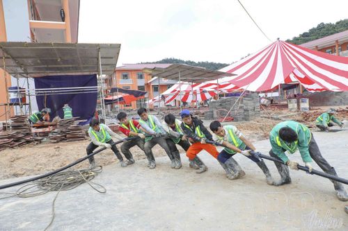 Lực lượng thi công tập trung tối đa nhân lực, vật lực để hoàn thành đúng tiến độ. Ảnh: Phạm Trung