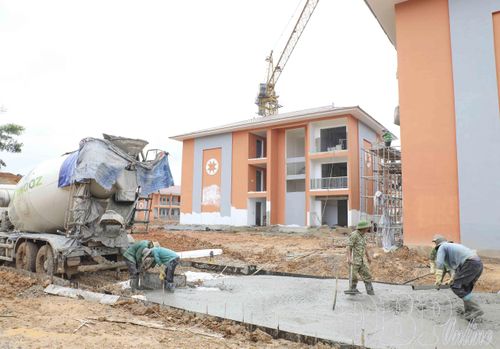 Diện mạo Trường Phổ thông nội trú liên cấp Tiểu học và Trung học cơ sở Thanh Nưa đang hình thành. Ảnh: Phạm Trung