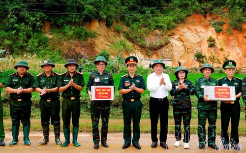 Đồng chí Nguyễn Minh Phú, Tỉnh ủy viên, Phó Chủ tịch UBND tỉnh tặng quà các lực lượng tham gia diễn tập.