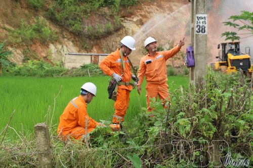 Công nhân Điện lực Thanh An sửa chữa, cấp điện trở lại cho khu vực bị ảnh hưởng bởi thiên tai tại cuộc diễn tập.