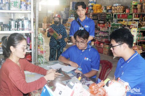 Các thành viên đội hình tình nguyện Mùa hè số hỗ trợ người dân xã Thanh Sơn tích hợp giấy tờ trên ứng dụng VNeID.