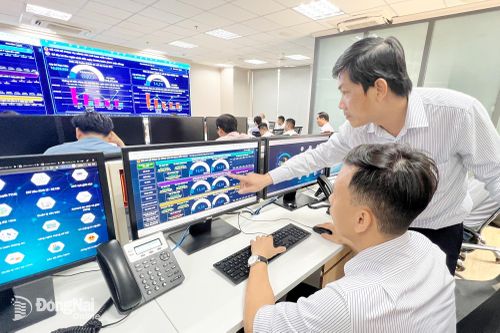 Các chuyên viên của VNPT Đồng Nai vận hành bảng điều khiển tại Trung tâm Giám sát, điều hành Thành phố Đồng Nai (ở phường Trấn Biên). Ảnh: Hải Quân