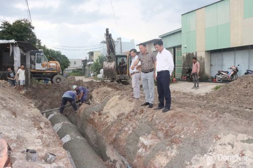 Lãnh đạo phường Minh Hưng kiểm tra tiến độ thi công đường số 59.