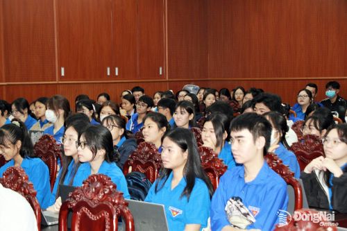 Cán bộ, đoàn viên, thanh niên tham gia tập huấn ứng dụng Canva AI. Ảnh: Nga Sơn