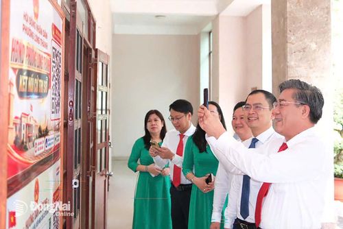 Ủy viên Ban Thường vụ Thành ủy, Trưởng ban Tuyên giáo và Dân vận Thành ủy Dương Minh Dũng cùng lãnh đạo phường Long Thành trải nghiệm ứng dụng HĐND phường Long Thành - Kết nối cử tri số. Ảnh: Lê Hùng