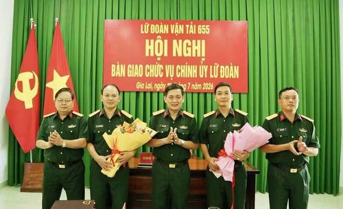 Lãnh đạo Cục Hậu cần - Kỹ thuật Quân khu 5 tặng hoa chúc mừng hai đồng chí được tin tưởng giao trọng trách mới. Ảnh: Khắc Nhất