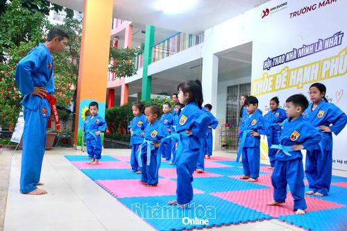 Các em nhỏ tham gia phần khởi động tại lớp vovinam ở Trường Mầm non Họa Mi Nha Trang.