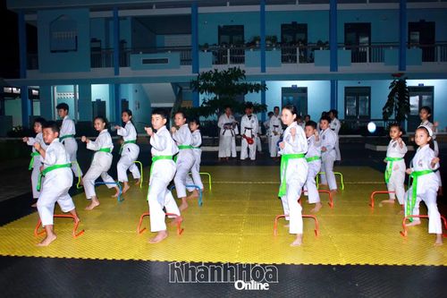 Học viên lớp Karatedo ở Trường Tiểu học Diên Lạc say mê tập luyện.