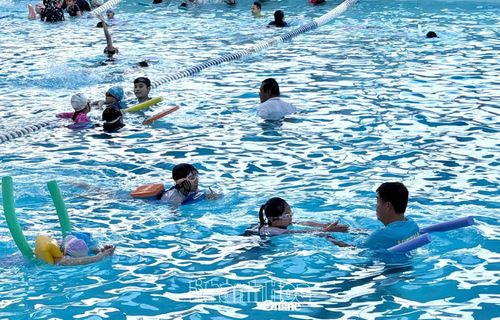 Học viên nhí được giáo viên hướng dẫn kỹ năng bơi.