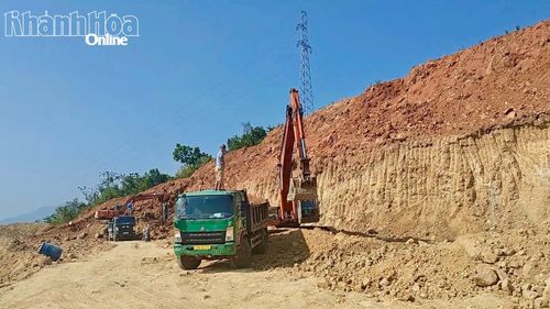 Các phương tiện san gạt, khai thác đất trái phép bị lực lượng chức năng phát hiện tại xã Diên Lạc. Ảnh: ANTV