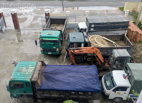 Phương tiện khai thác khoáng sản trái phép bị đưa về xử lý tại Công an xã Diên Thọ.