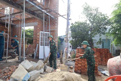 Cán bộ, chiến sĩ khẩn trương xây dựng các căn nhà để hoàn thành đúng kế hoạch.