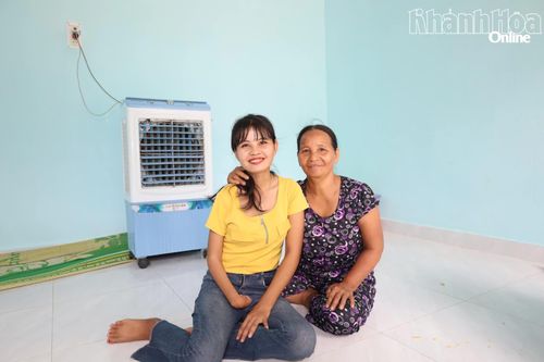 Chị Cao My Kẻ và mẹ vui mừng trong căn nhà mới vừa hoàn thiện.
