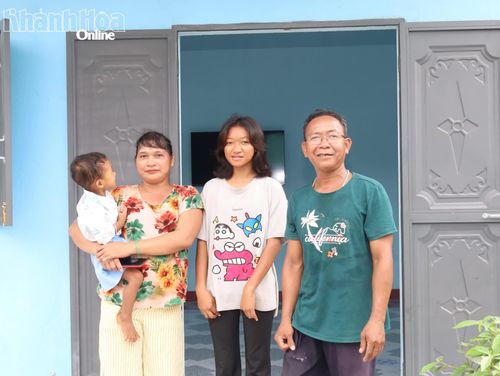 Ông Katơr Giám cùng vợ và các con vui mừng trước căn nhà mới.