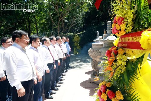 Đoàn công tác tỉnh Khánh Hòa dâng hương tại Đền tưởng niệm anh hùng liệt sĩ đường 20 - Quyết Thắng.
