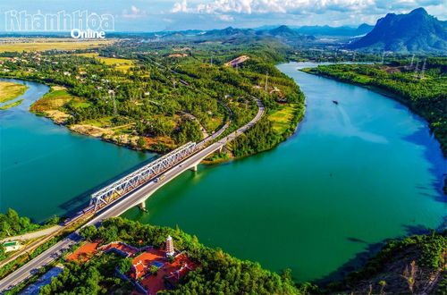 Đền tưởng niệm liệt sĩ Trường Sơn bên dòng sông Long Đại.