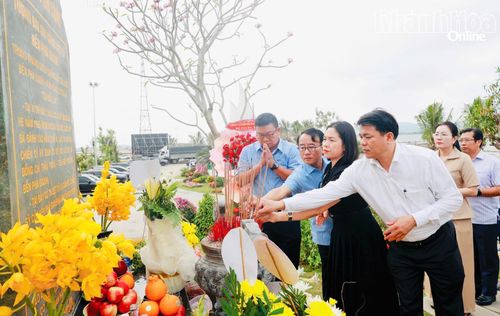 Đoàn công tác tỉnh Khánh Hòa dâng hương tại Bia ghi công ở Khu di tích quốc gia đặc biệt Bến phà Gianh.
