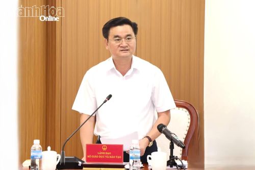 Lãnh đạo Sở Giáo dục và Đào tạo báo cáo tại cuộc họp.