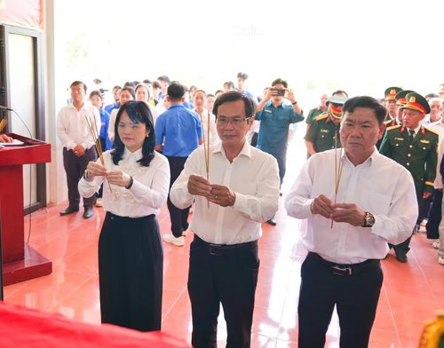 Lãnh đạo phường Bảo An thành kính dâng hương tưởng niệm liệt sĩ Mai Văn Điệu.