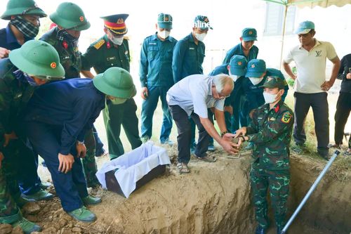 Lực lượng quy tập phát hiện những phần hài cốt đầu tiên của liệt sĩ Mai Văn Điệu sau quá trình đào tìm cẩn trọng.