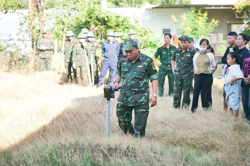 Lực lượng công binh rà phá bom mìn, bảo đảm an toàn khu vực trước khi quy tập hài cốt liệt sĩ Mai Văn Điệu.