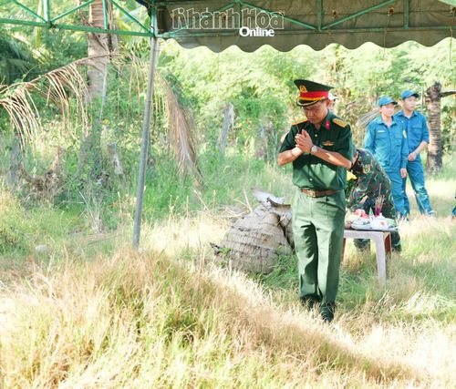 Đại diện Bộ Chỉ huy Quân sự tỉnh Khánh Hòa dâng hương trước khi thực hiện quy tập hài cốt liệt sĩ.
