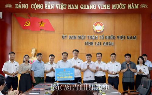 Đoàn công tác của Kiểm soát Nhà nước khu vực VII ủng hộ đồng bào vùng lũ Mường Than.