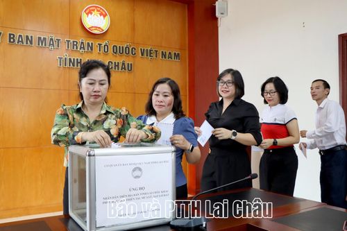 Lãnh đạo, công chức Ủy ban MTTQ Việt Nam tỉnh ủng hộ nhân dân vùng lũ Mường Than.