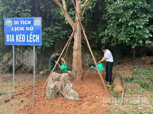 Lãnh đạo xã Quốc Khánh và lãnh đạo Đồn Biên phòng Pò Mã trồng cây tại khu vực bia Kéo Lếch