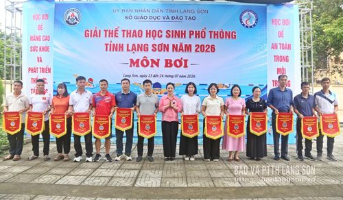 Ban tổ chức trao cờ lưu niệm cho các đoàn tham dự giải