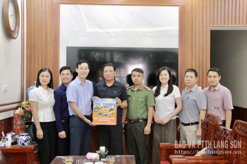 Đoàn công tác thăm hỏi, tặng quà ông Nông Văn Nguyên (khối Cửa Bắc)