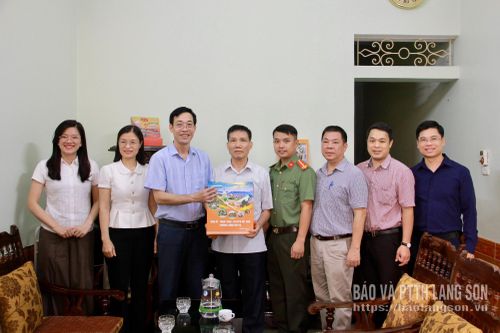 Đoàn công tác thăm hỏi, tặng quà ông Nguyễn Đăng Việt (khối Cửa Bắc)