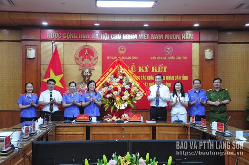 Lãnh đạo UBND tỉnh tặng hoa chúc mừng Viện KSND tỉnh nhân dịp kỷ niệm 66 năm thành lập ngành kiểm sát nhân dân