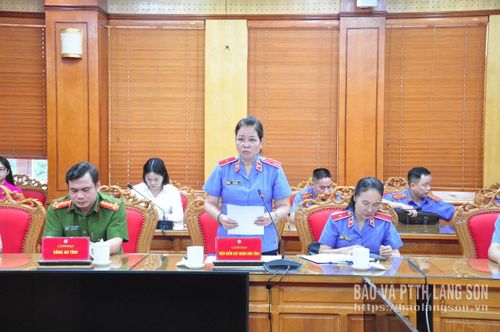Đại diện Viện KSND tỉnh trình bày tóm tắt nội dung quy chế phối hợp