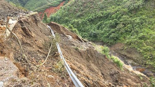Nhiều đoạn đường bị tàn phá nặng nề.