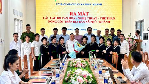 Lãnh đạo UBND xã Phúc Khánh trao quyết định thành lập Câu lạc bộ Văn hóa - Nghệ thuật - Thể thao nòng cốt.