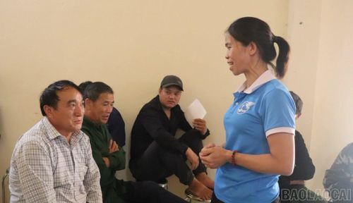 Đại diện Hội Liên hiệp Phụ nữ xã Si Ma Cai tuyên truyền, phổ biến pháp luật tại hội nghị.