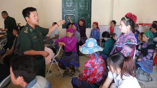Người dân được tuyên truyền pháp luật về phòng, chống ma túy, mua bán người và bạo lực gia đình.