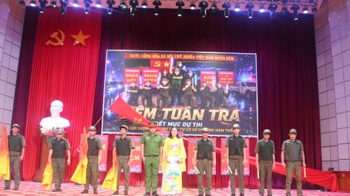 Đội thi phường Hàm Thắng trong phần tự giới thiệu