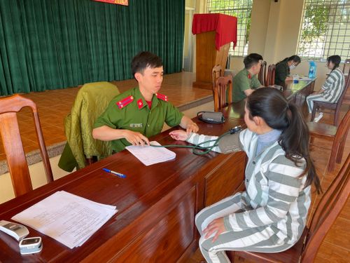 Cán bộ y tế Trại tạm giam số 1 (Công an tỉnh Lâm Đồng) khám sức khỏe định kỳ cho phạm nhân, góp phần bảo đảm điều kiện chăm sóc sức khỏe và xây dựng môi trường giam giữ an toàn, nhân văn. Ảnh: Lê Tiến