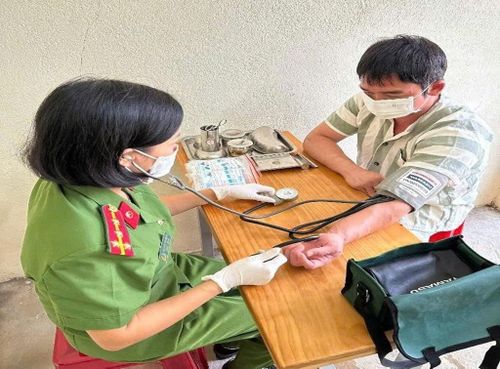 Khám sức khỏe định kỳ cho phạm nhân là một trong những hoạt động góp phần bảo đảm điều kiện sinh hoạt, xây dựng môi trường giam giữ an toàn, nhân văn. Ảnh: Lê Tiến