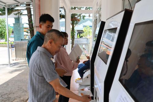Hỗ trợ người dân làm thủ tục hành chính tại Trung tâm phục vụ hành chính công xã Hiệp Thạnh