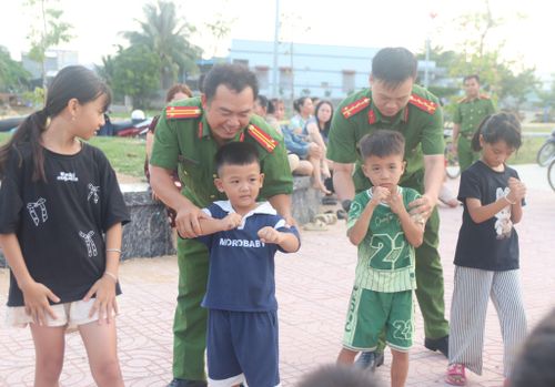 Các em được cán bộ, chiến sĩ Công an xã Tuy Phong hướng dẫn kỹ năng phòng vệ cơ bản