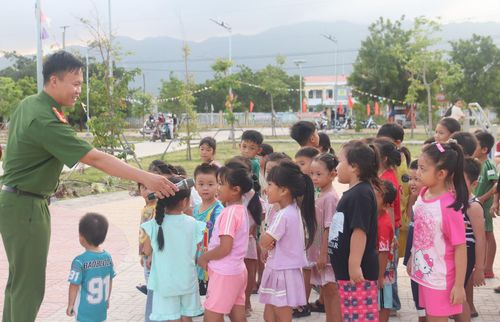 Chương trình diễn ra sôi nổi với sự tham gia của rất đông thiếu nhi