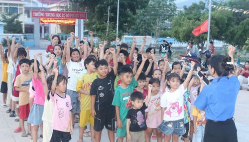 Chương trình sinh hoạt sôi nổi với các trò chơi do đoàn viên, thanh niên xã hướng dẫn