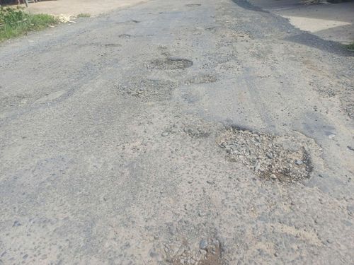 Quốc lộ 55 đoạn từ xã Đồng Kho đến xã La Dạ một số nơi bị bong tróc lớp nhựa
