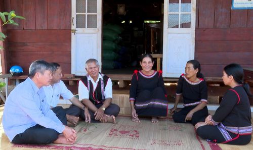 Ông Y Taih Priêng (thứ 3, bên trái qua) cùng tổ hòa giải đi vận động bà con những ngày còn làm trưởng buôn