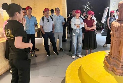 Các thành viên trong đoàn famtrip nghe giới thiệu về Bảo tàng Nước mắm Làng chài xưa